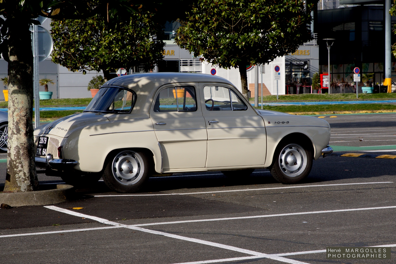 Renault Dauphine 1093.jpg
